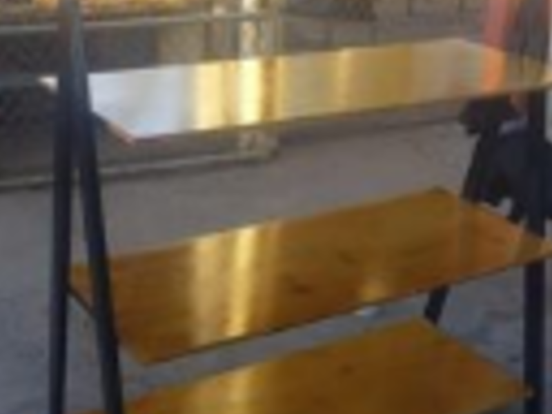 Estantería de madera fina