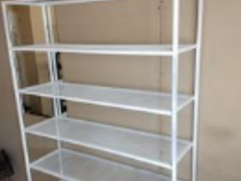Estantería de metal blanco