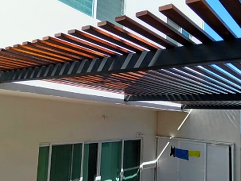 Pérgola acabado madera estilo cebra México