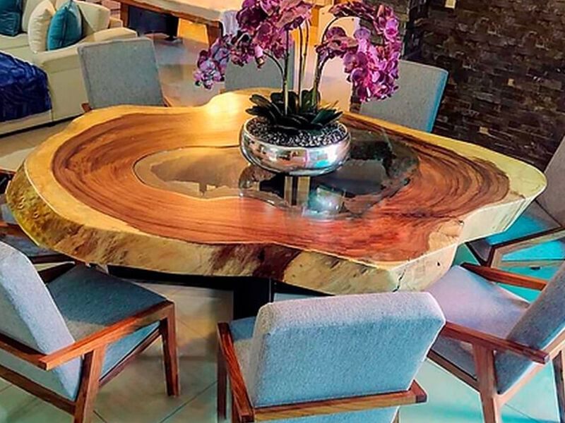 Comedor con mesa de madera en Guadalajara