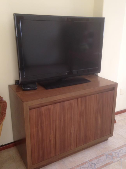 Mueble de TV en madera de nogal  Mexico Muebles y Closets Modernos