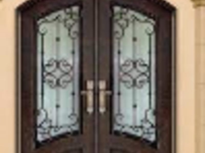 Puerta de metal con vidrio