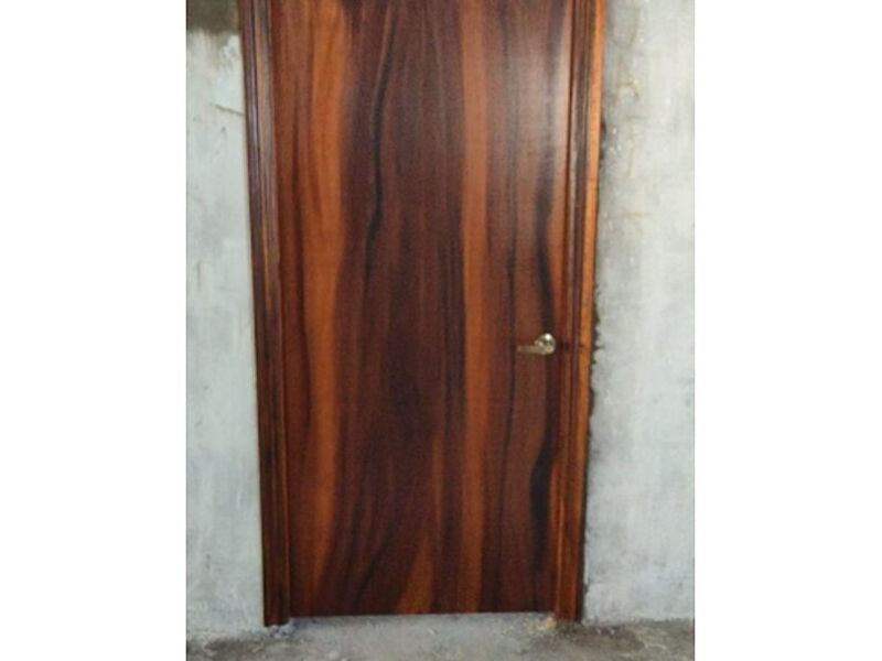 Puerta madera café rayas México