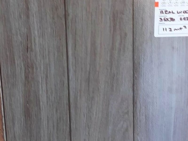 Realwood en color gris.