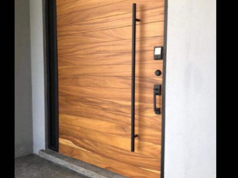 Puerta madera clásica