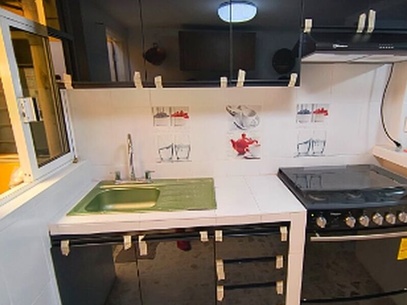 Cocina mampostería Puertas vidrio negro 