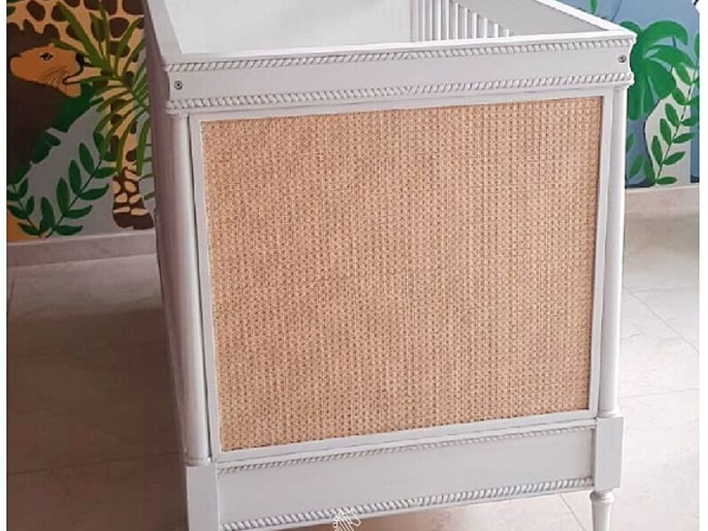 Cuna con tallado elaborada en madera México