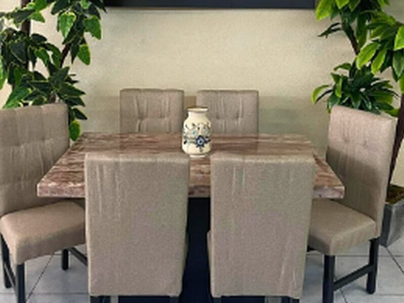 Comedor cuadrado beis