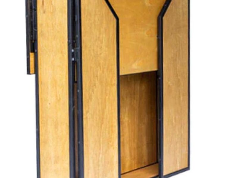 Mesa alta con puertas y proteccion