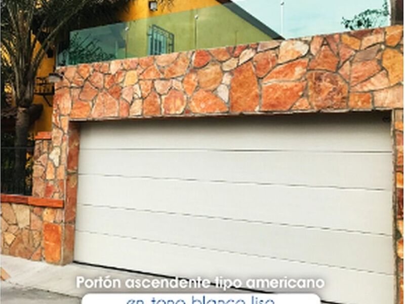 Portón ascendente tipo americano tono blanco