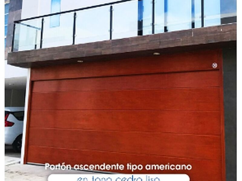 Portón ascendente tipo americano tono cedro