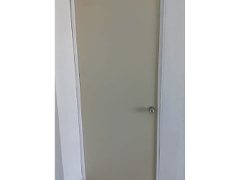 Puerta madera beige