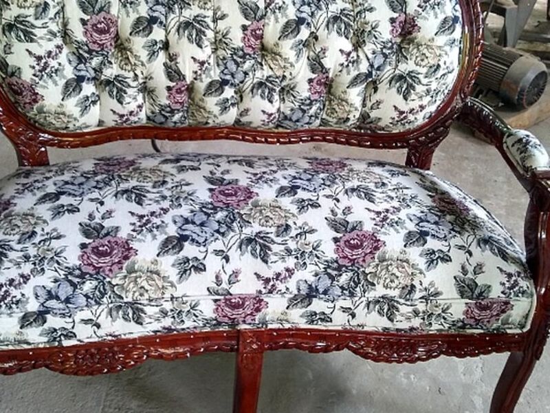 SILLON TAPIZADO DE MADERA BRILLANTE