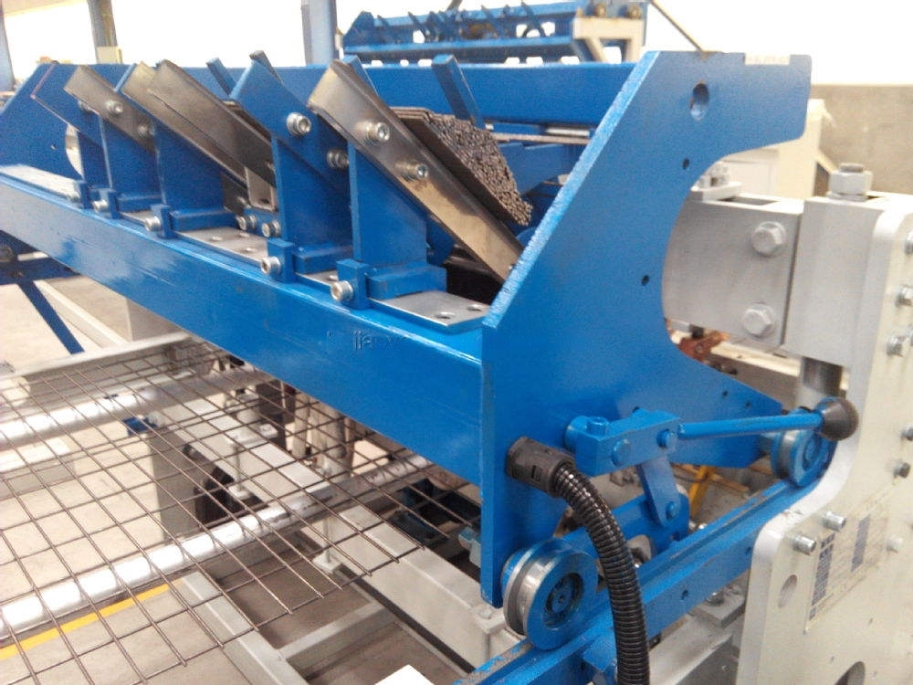 MAQUINA DE MALLA ELECTROSOLDADA EN PANELES PARA REJAS Y PARRILLAS