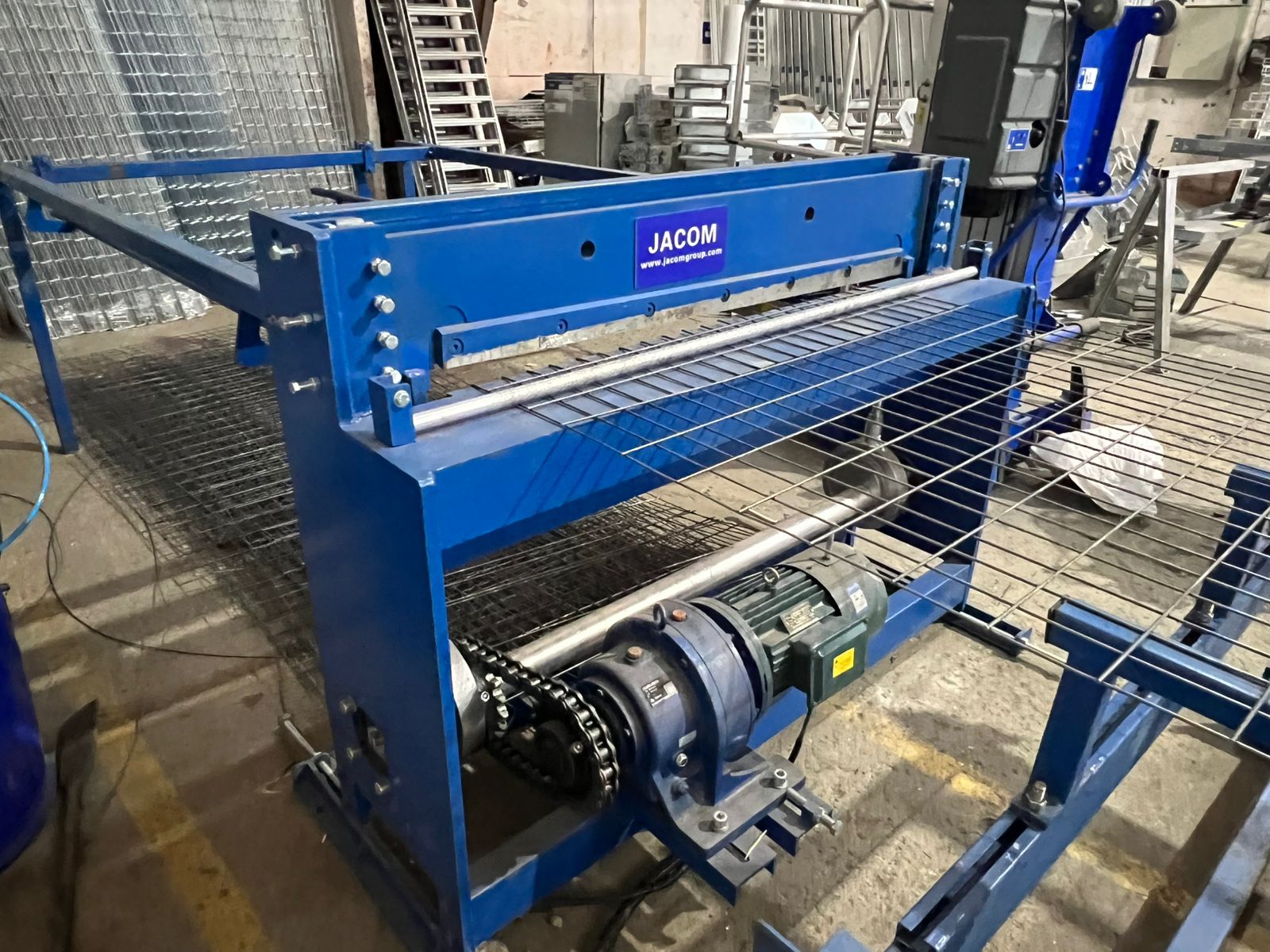 MAQUINA SOLDADORA DE MALLAS METALICAS EN PANELES