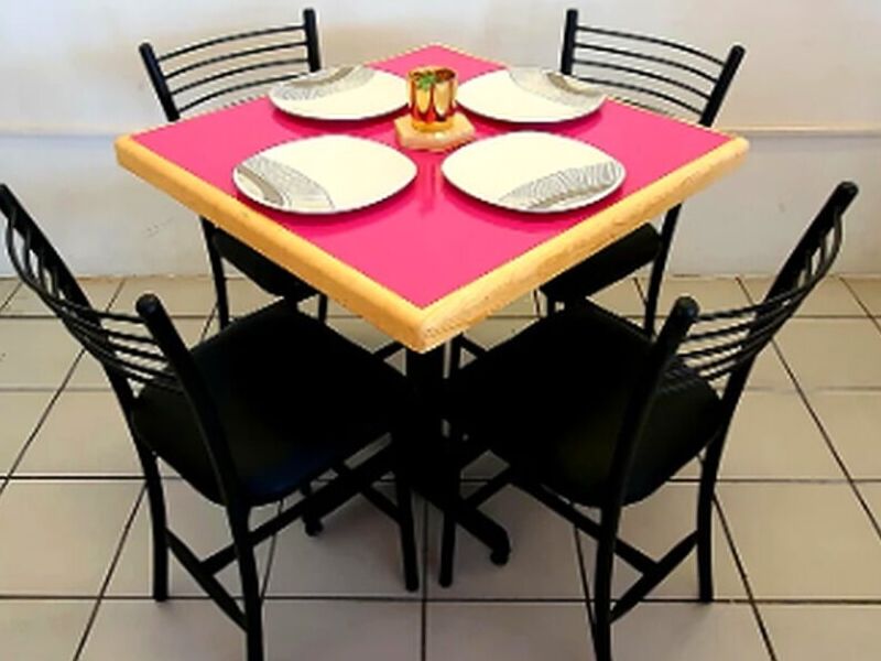 Mesa con sillas Crossback PP