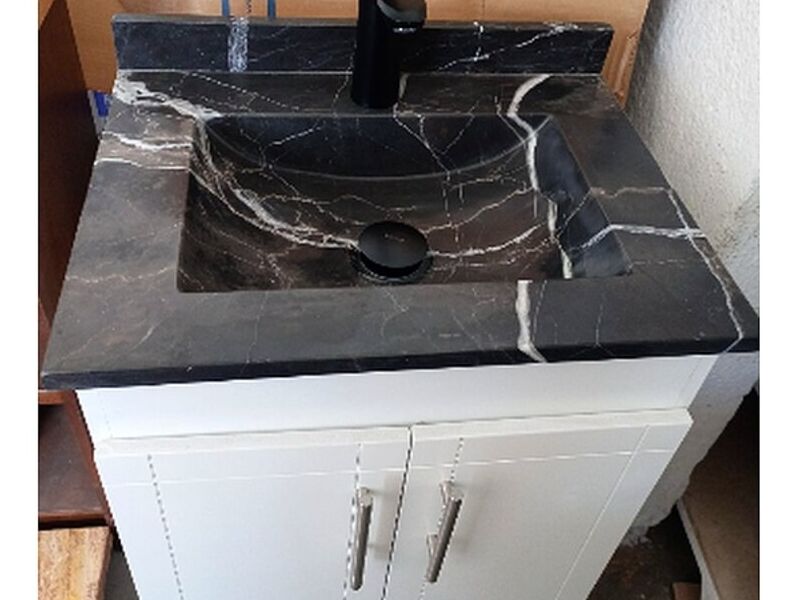Mueble blanco con lavabo sobrepuesto negro