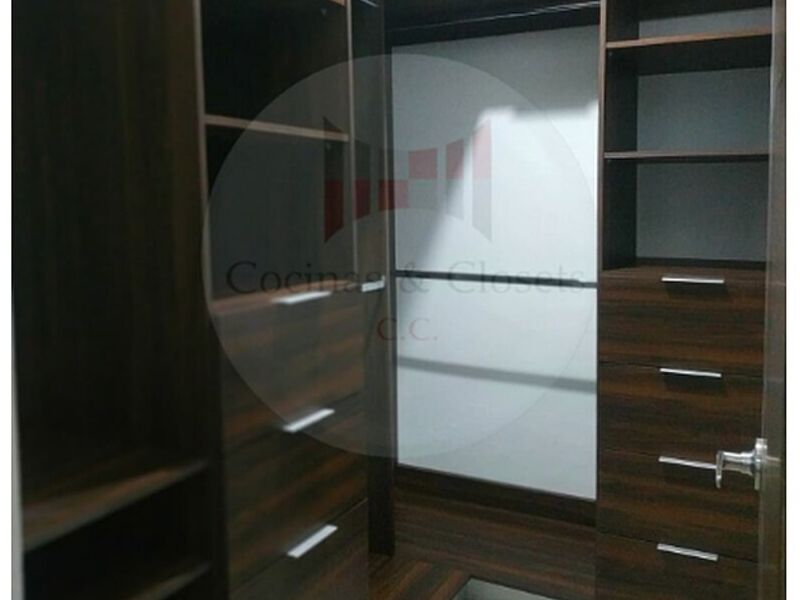 Clóset dormitorio madera color chocolate