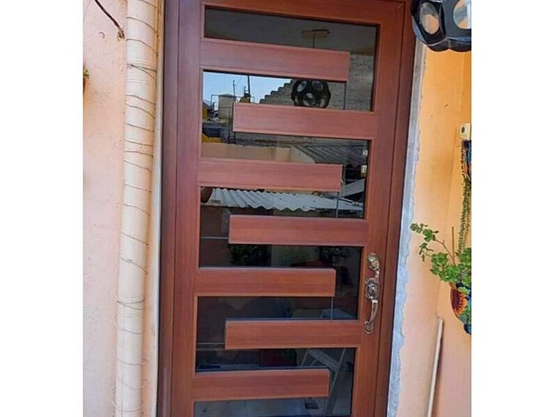 Puerta aluminio marrón Uruapan