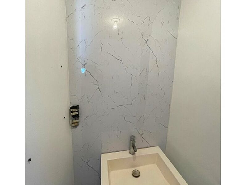 Recubrimiento vinilico blanco baño