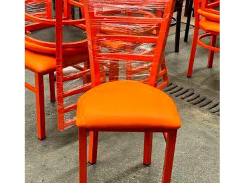 Silla tapizada naranja restaurante