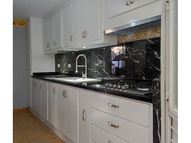 Cocina integral color blanco granito
