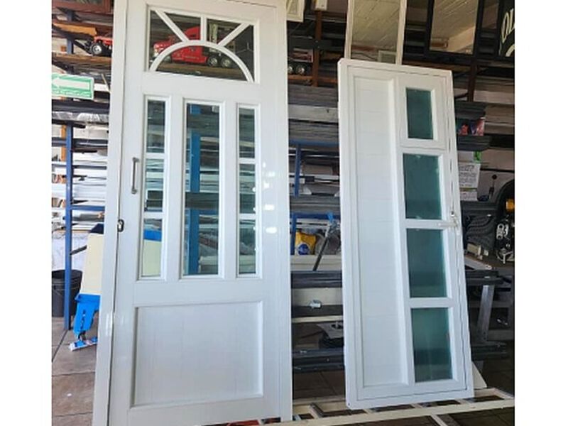 Puerta madera con vidrio templado blanco