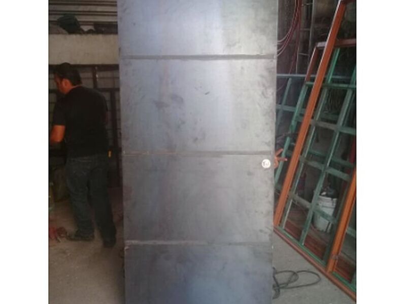 Puerta metálica gris