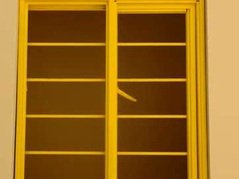 Ventana amarillo con vidrio templado