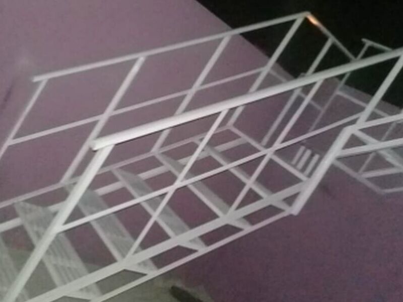 Gradas con barandal de acero