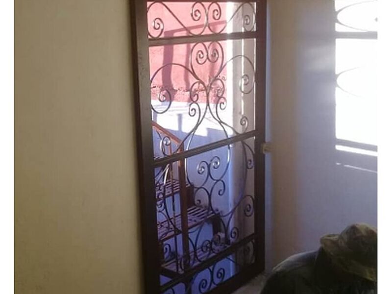 Puerta con vidrio templado 