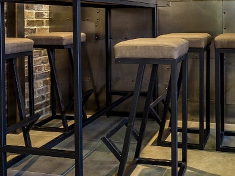 Mesa con taburetes negro para restaurante