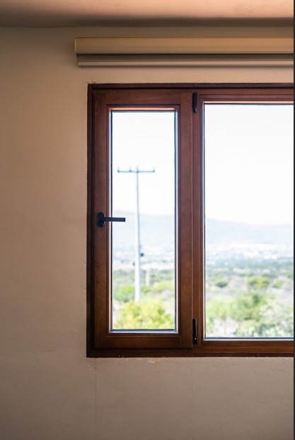 Ventana de madera 2 hojas y 1 fijo central