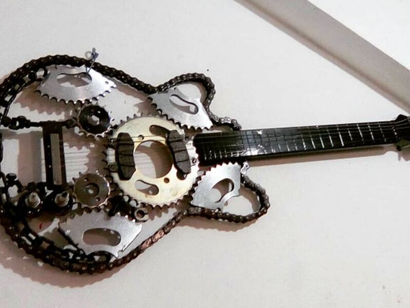 GUITARRA CON PIEZAS DE MOTO MEXICO