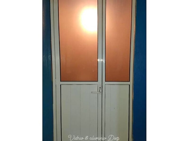 PUERTA ABATIBLE DE ALUMINIO Y VIDRIO MEXICO