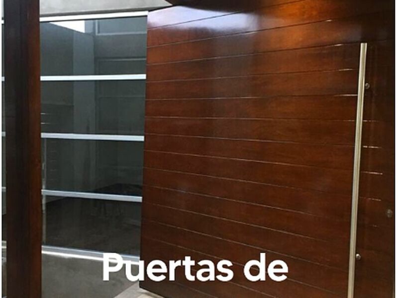 Puerta principal color chocolate México
