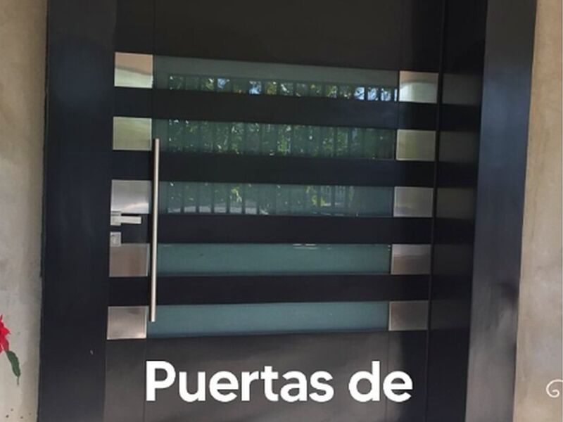 Puerta principal color negro México
