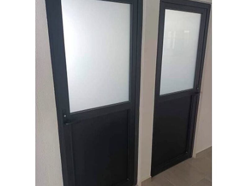 Puerta abatible de aluminio-México