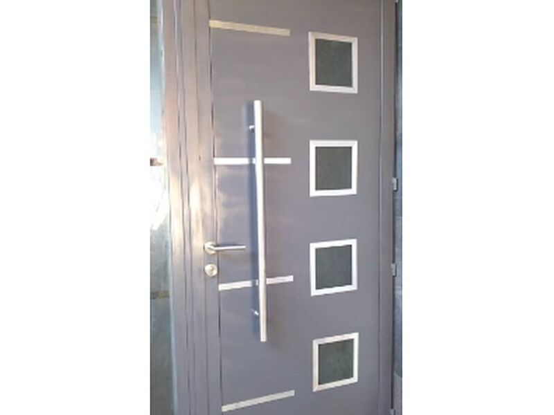 Puerta abatible de aluminio-México