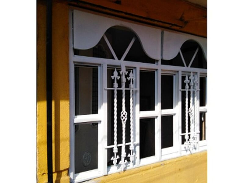 Canceleria de aluminio blanco-México