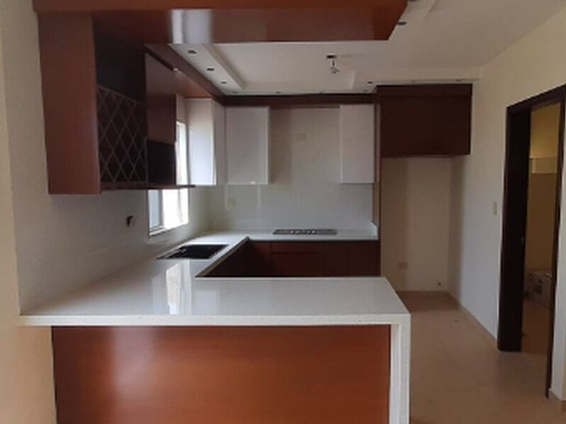 Cocina mesones granito blanco con madera 