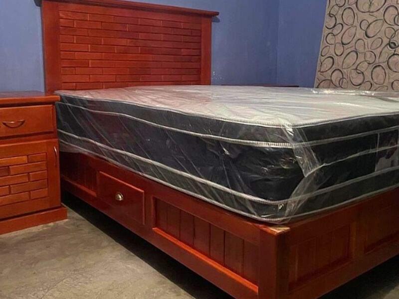 Cama y veladores de madera México