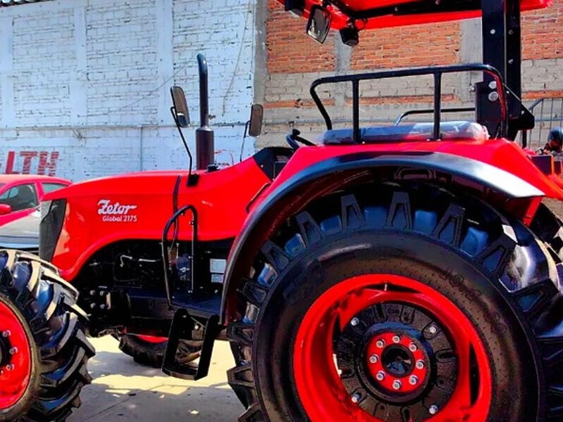 Tractor moderno rojo Mexico