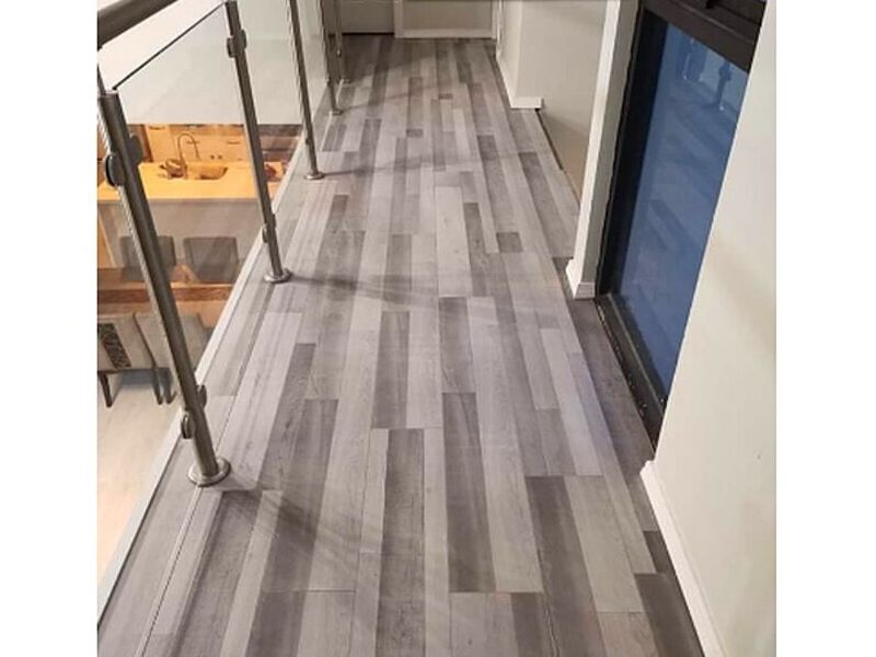 Piso laminado gris